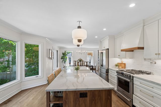 318 E Sunnyside Avenue, Libertyville, IL 60048