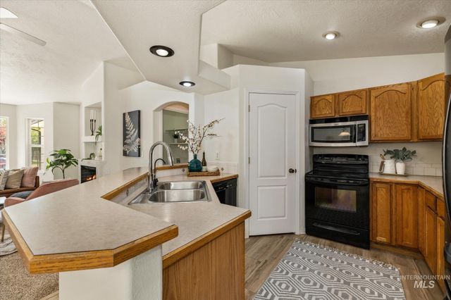 581 N Shady Grove Way, Kuna, ID 83634