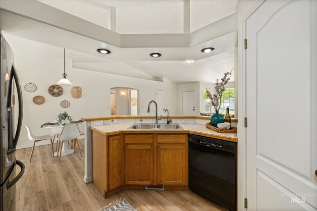 581 N Shady Grove Way, Kuna, ID 83634