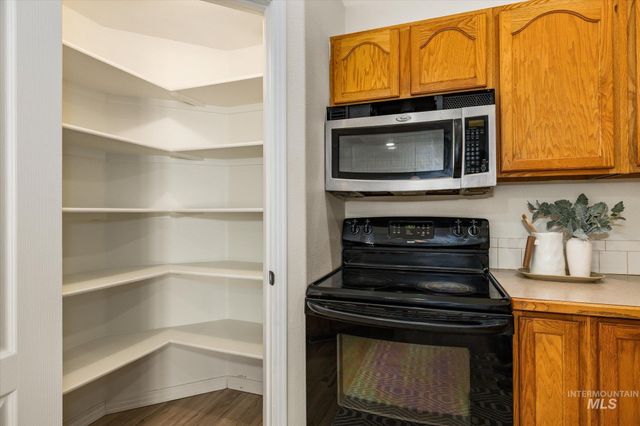581 N Shady Grove Way, Kuna, ID 83634
