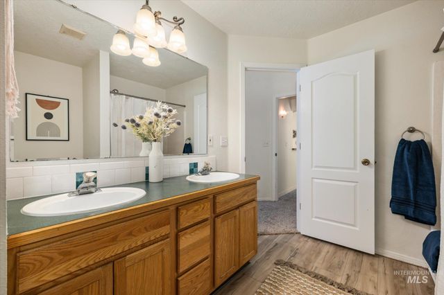 581 N Shady Grove Way, Kuna, ID 83634