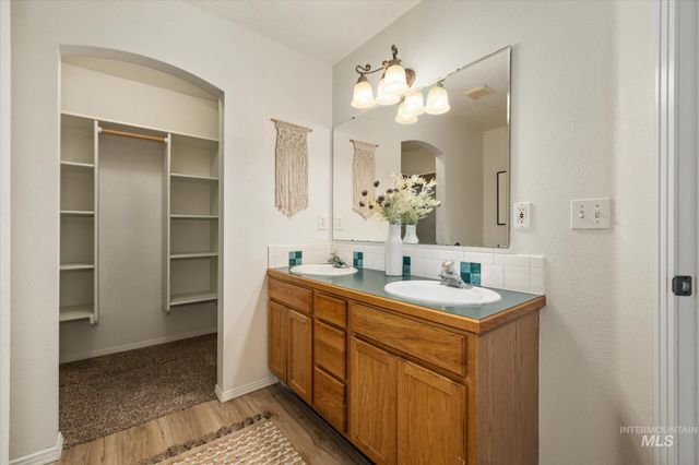 581 N Shady Grove Way, Kuna, ID 83634