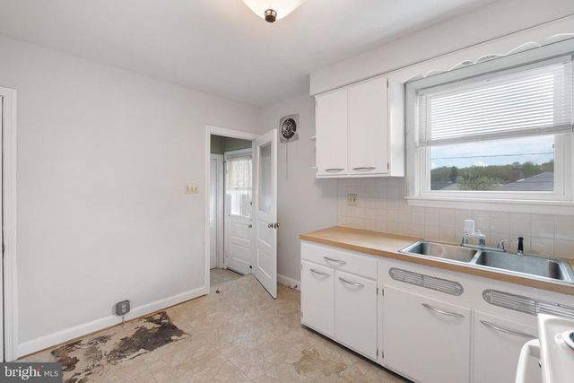 1405 MARSH RD, Talleyville, DE 19803