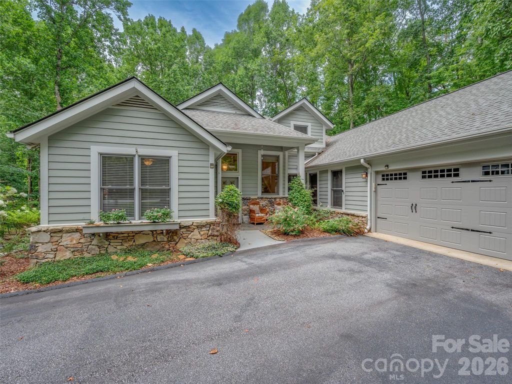 104 Little Cherokee Ridge, Hendersonville, NC 28739