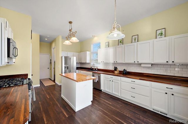 1095 Island Lake Drive, Oxford, MI 48371