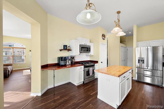 1095 Island Lake Drive, Oxford, MI 48371