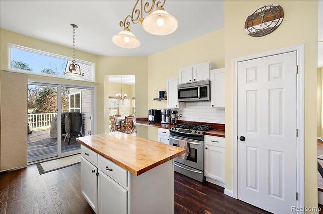 1095 Island Lake Drive, Oxford, MI 48371