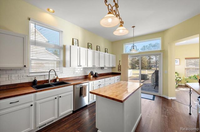 1095 Island Lake Drive, Oxford, MI 48371