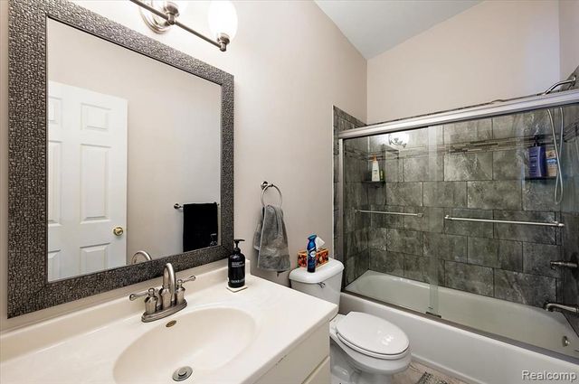 1095 Island Lake Drive, Oxford, MI 48371