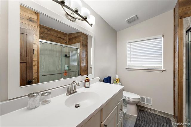 1095 Island Lake Drive, Oxford, MI 48371