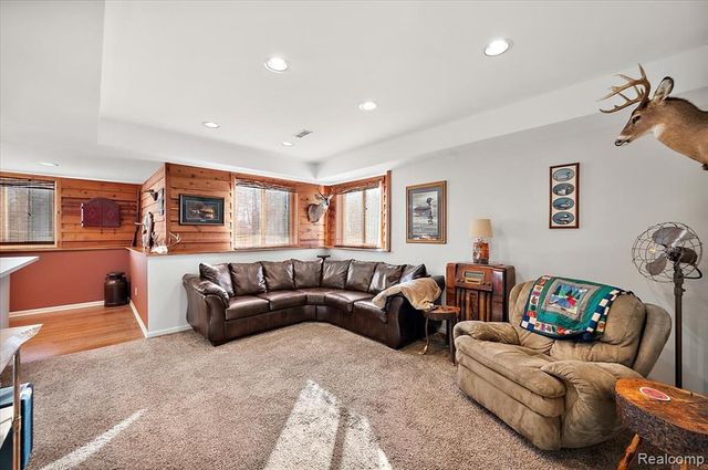 1095 Island Lake Drive, Oxford, MI 48371