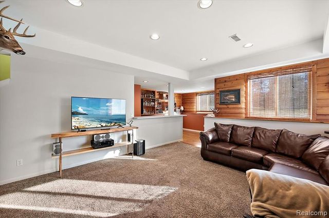 1095 Island Lake Drive, Oxford, MI 48371