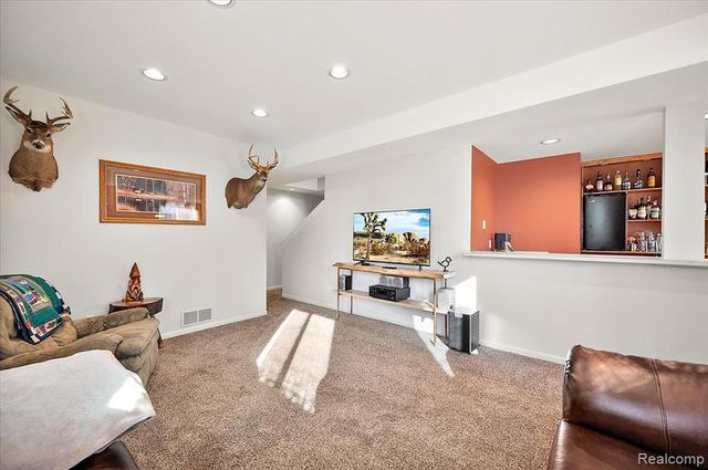 1095 Island Lake Drive, Oxford, MI 48371