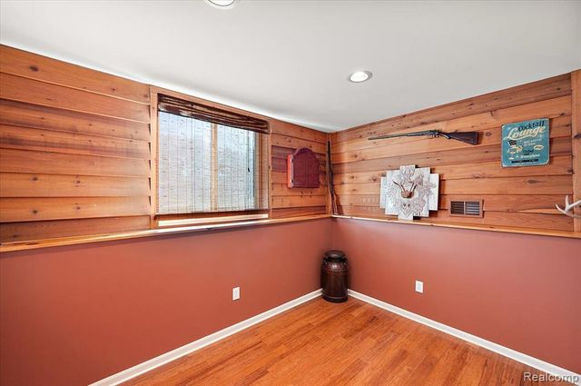 1095 Island Lake Drive, Oxford, MI 48371