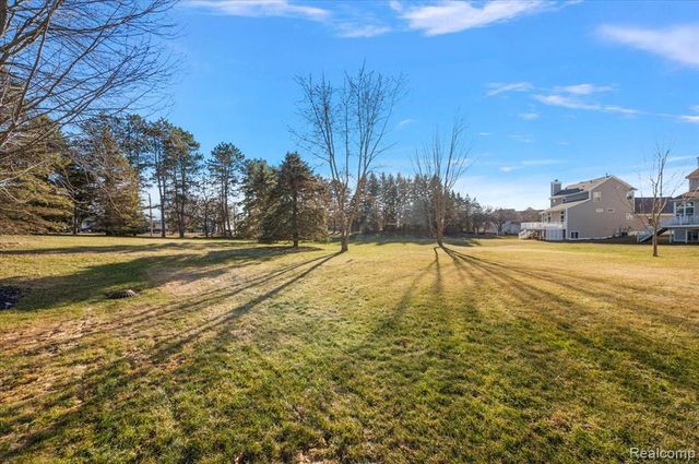 1095 Island Lake Drive, Oxford, MI 48371