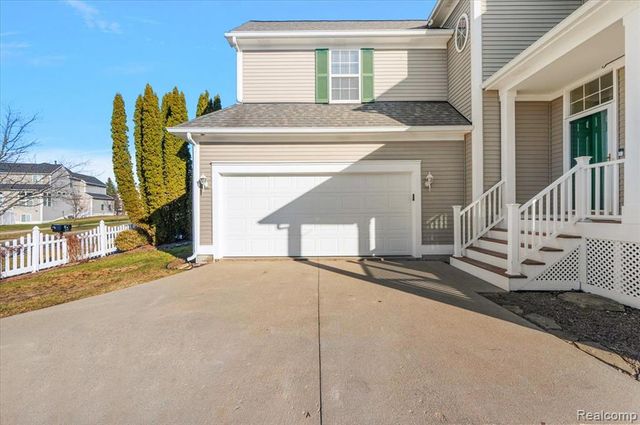 1095 Island Lake Drive, Oxford, MI 48371