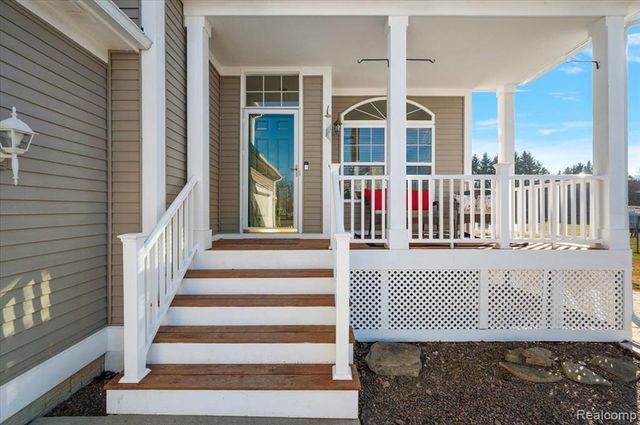 1095 Island Lake Drive, Oxford, MI 48371