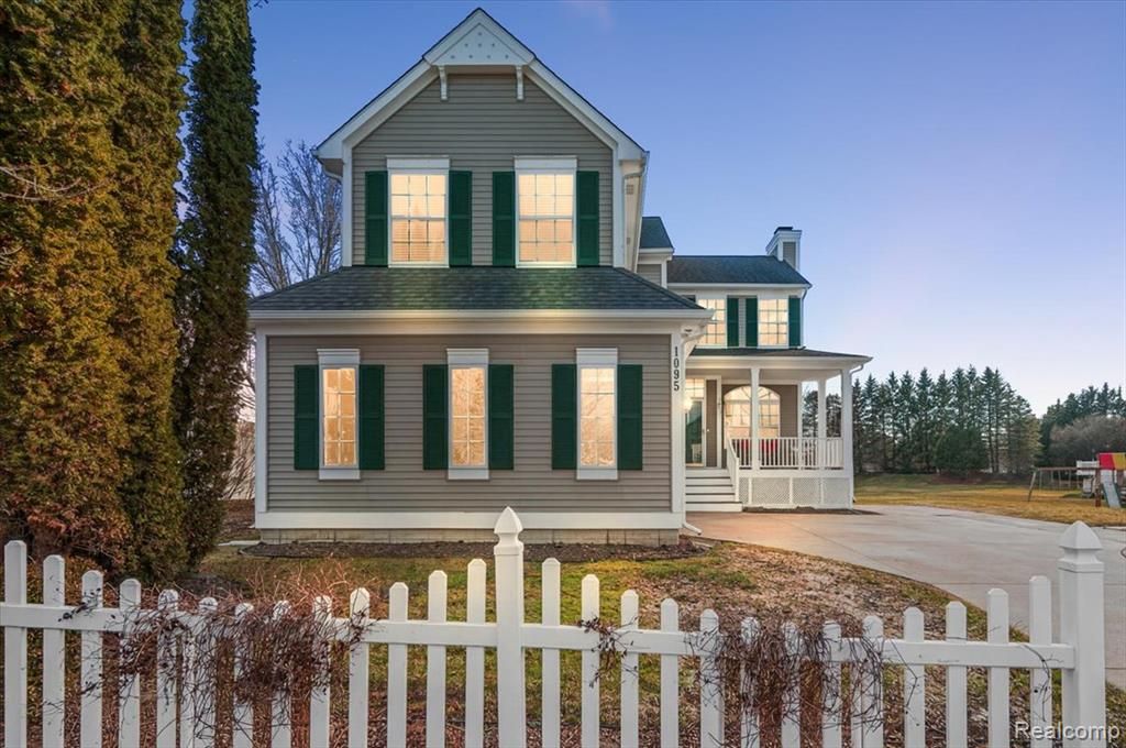 1095 Island Lake Drive, Oxford, MI 48371
