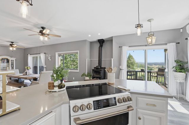 9516 E Day Rd, Mead, WA 99021