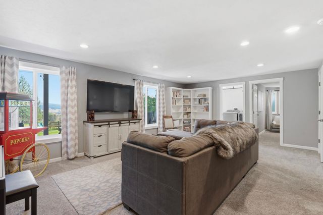 9516 E Day Rd, Mead, WA 99021