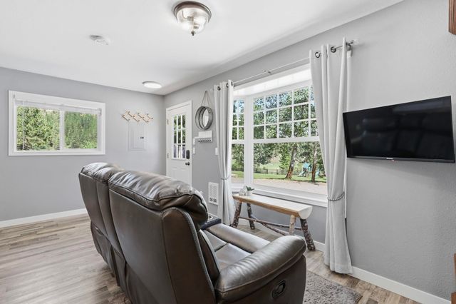 9516 E Day Rd, Mead, WA 99021