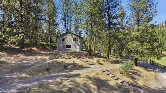 9516 E Day Rd, Mead, WA 99021