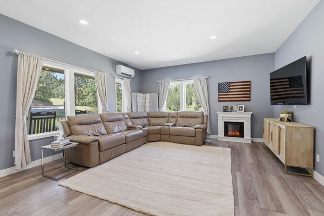 9516 E Day Rd, Mead, WA 99021