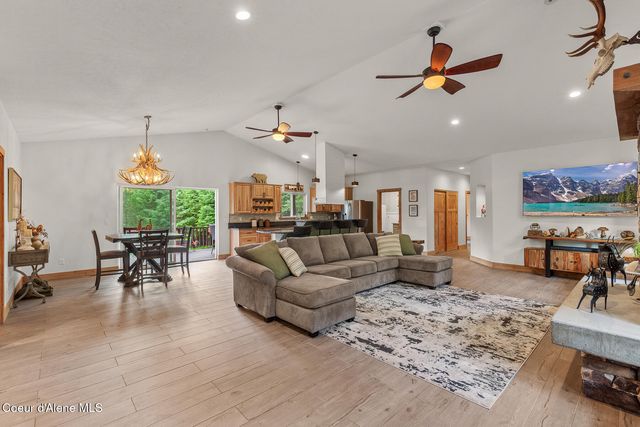 32055 N Konikson LN, Athol, ID 83801