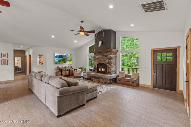 32055 N Konikson LN, Athol, ID 83801