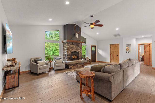 32055 N Konikson LN, Athol, ID 83801