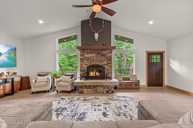 32055 N Konikson LN, Athol, ID 83801