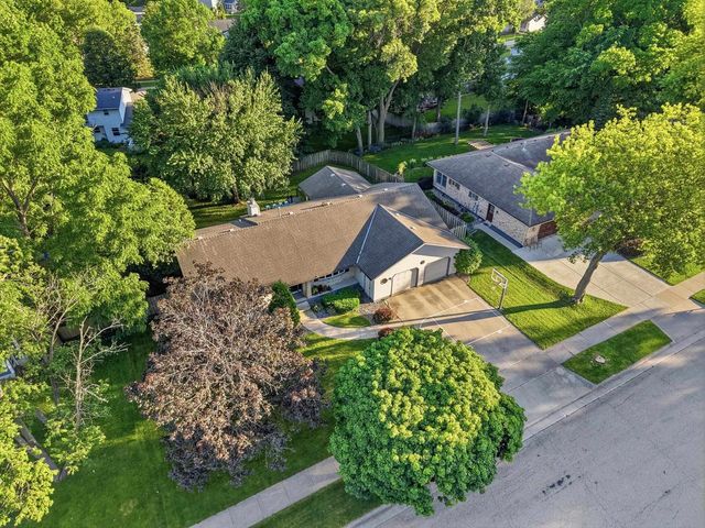 423 Butternut Drive, Oregon, WI 53575