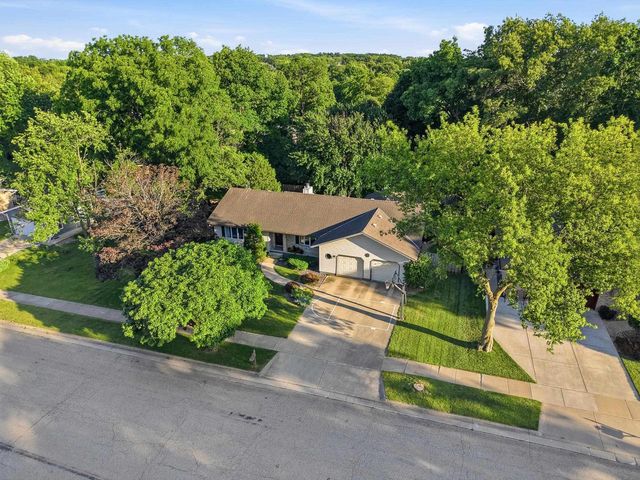 423 Butternut Drive, Oregon, WI 53575