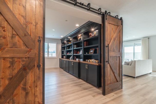 6141 E Peralta Way, Fresno, CA 93727