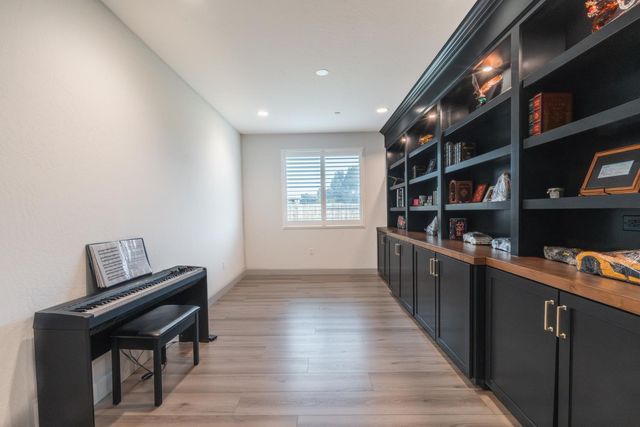 6141 E Peralta Way, Fresno, CA 93727