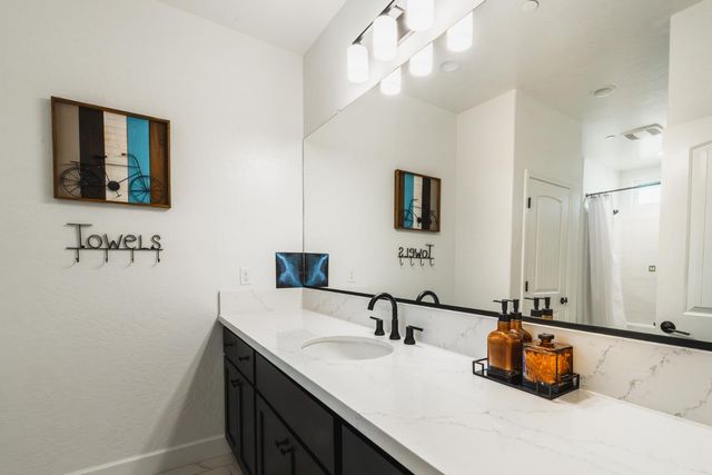 6141 E Peralta Way, Fresno, CA 93727