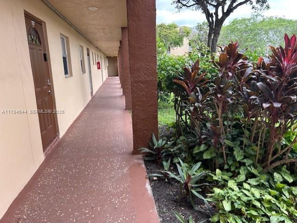 9350 Sunrise Lakes Boulevard 109, Sunrise, FL 33322