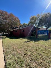 2401 W Green Oaks Boulevard, Arlington, TX 76016