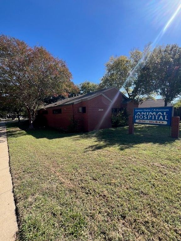 2401 W Green Oaks Boulevard, Arlington, TX 76016