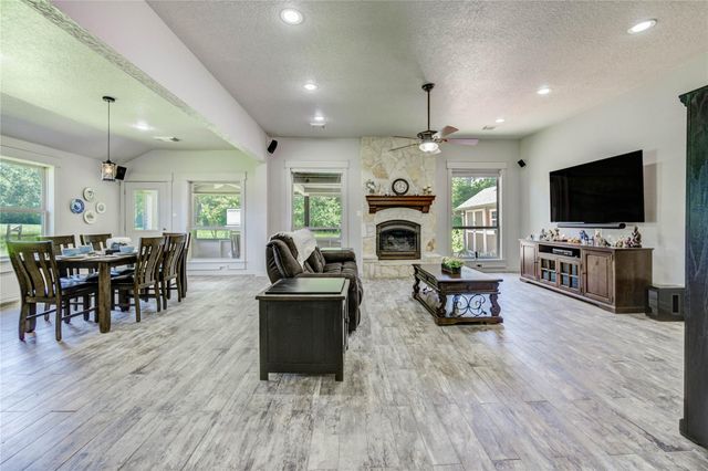 37 Wildwood Lake Drive, Huntsville, TX 77340