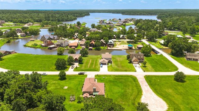 37 Wildwood Lake Drive, Huntsville, TX 77340