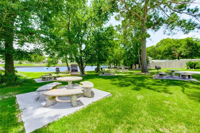 37 Wildwood Lake Drive, Huntsville, TX 77340