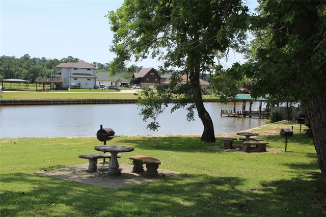 37 Wildwood Lake Drive, Huntsville, TX 77340