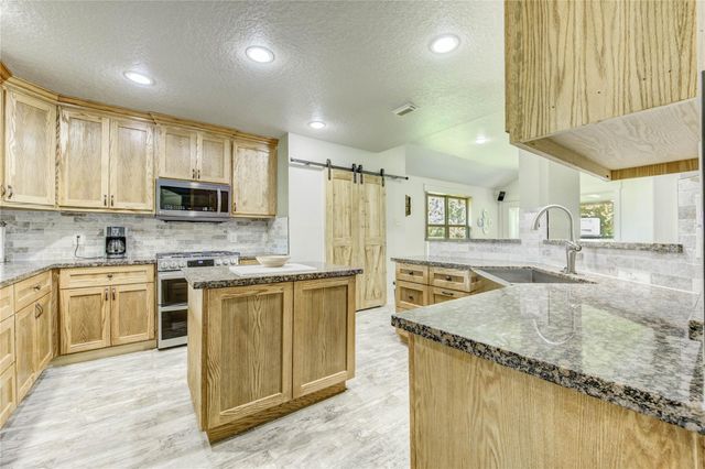 37 Wildwood Lake Drive, Huntsville, TX 77340