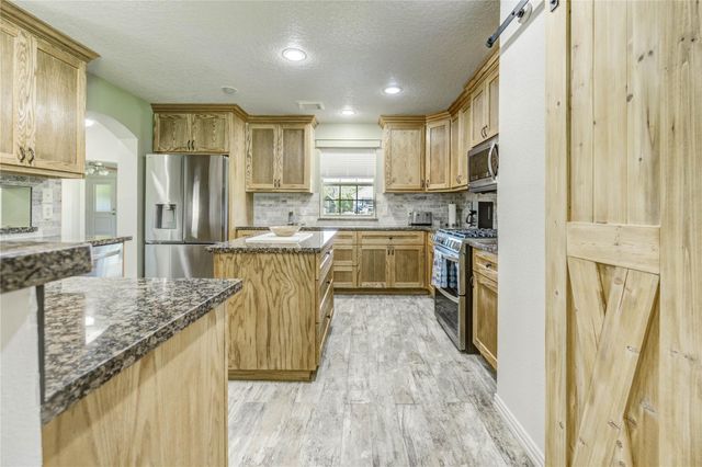 37 Wildwood Lake Drive, Huntsville, TX 77340
