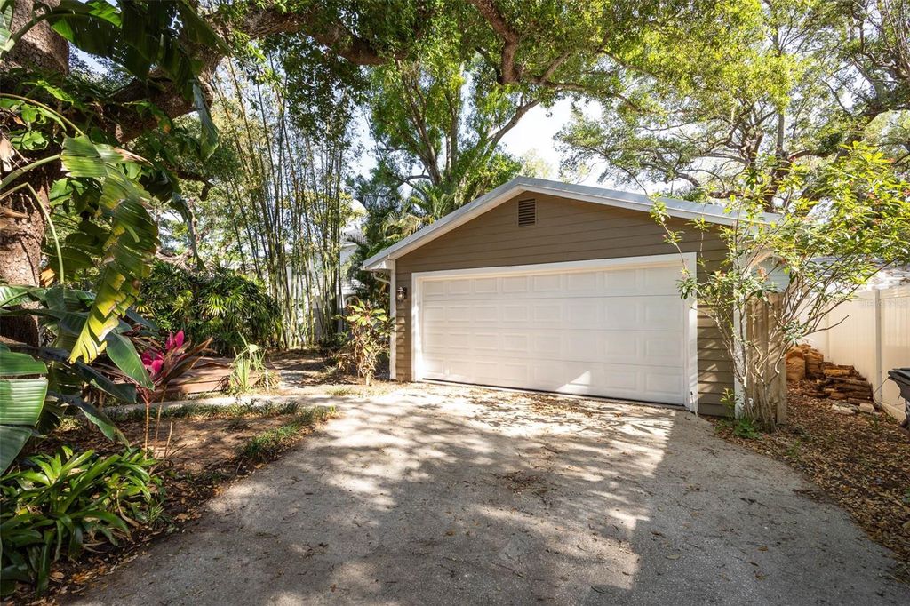 Image 15 of property listing at 3311 W HAWTHORNE ROAD, Tampa, FL 33611