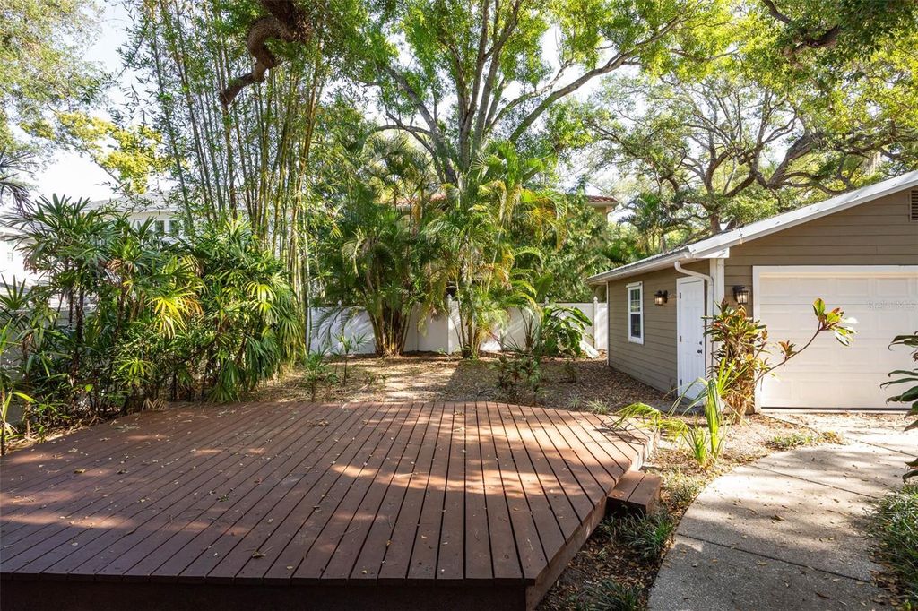 Image 16 of property listing at 3311 W HAWTHORNE ROAD, Tampa, FL 33611