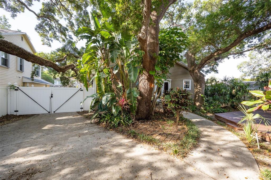 Image 17 of property listing at 3311 W HAWTHORNE ROAD, Tampa, FL 33611