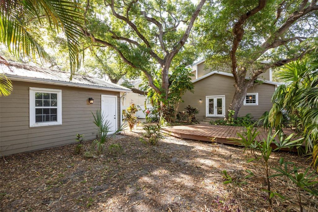 Image 18 of property listing at 3311 W HAWTHORNE ROAD, Tampa, FL 33611