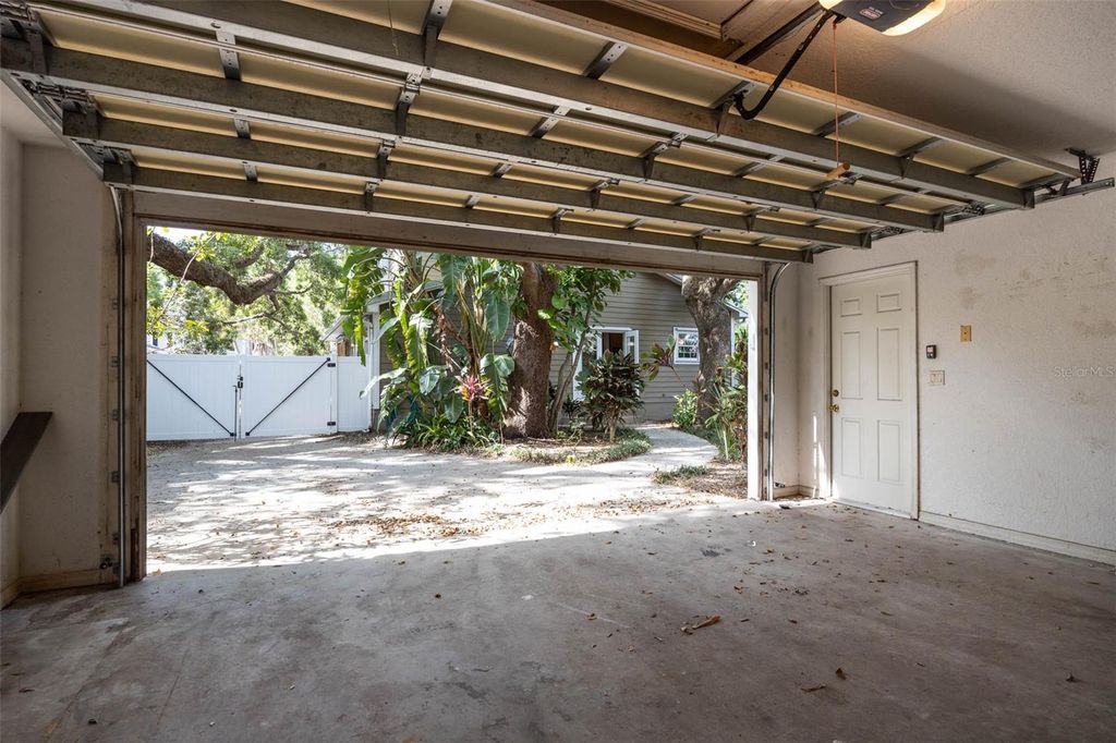 Image 20 of property listing at 3311 W HAWTHORNE ROAD, Tampa, FL 33611